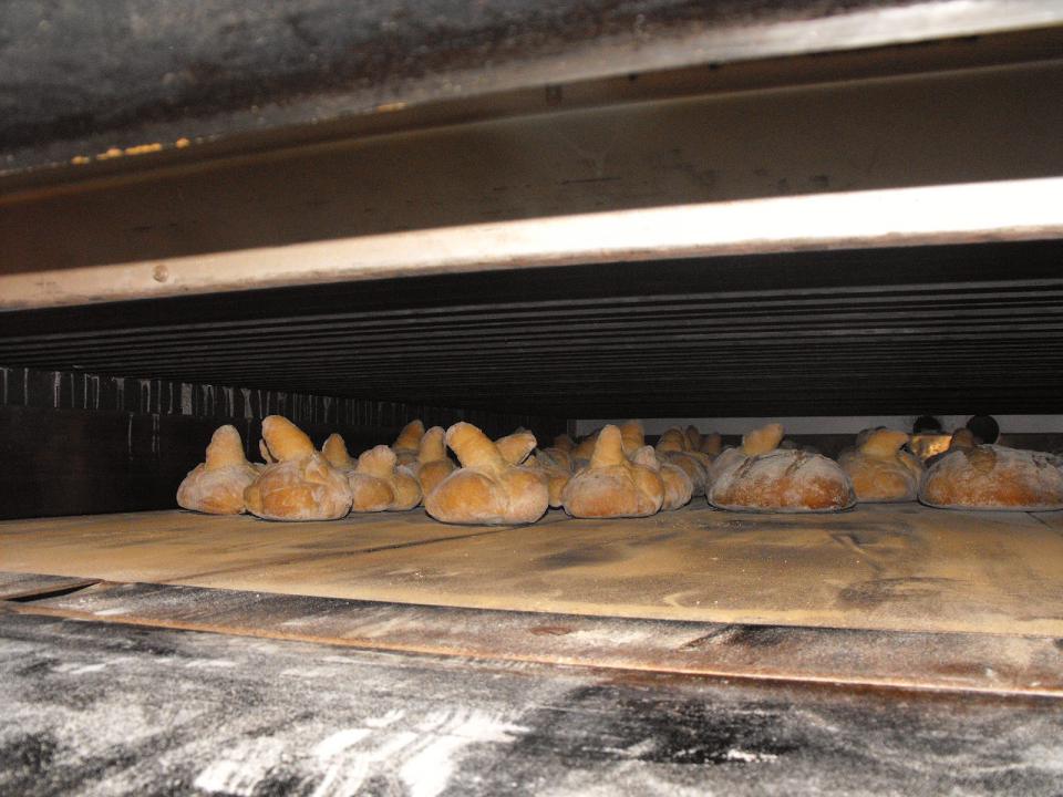 Os típicos Moletes composteláns dentro do forno