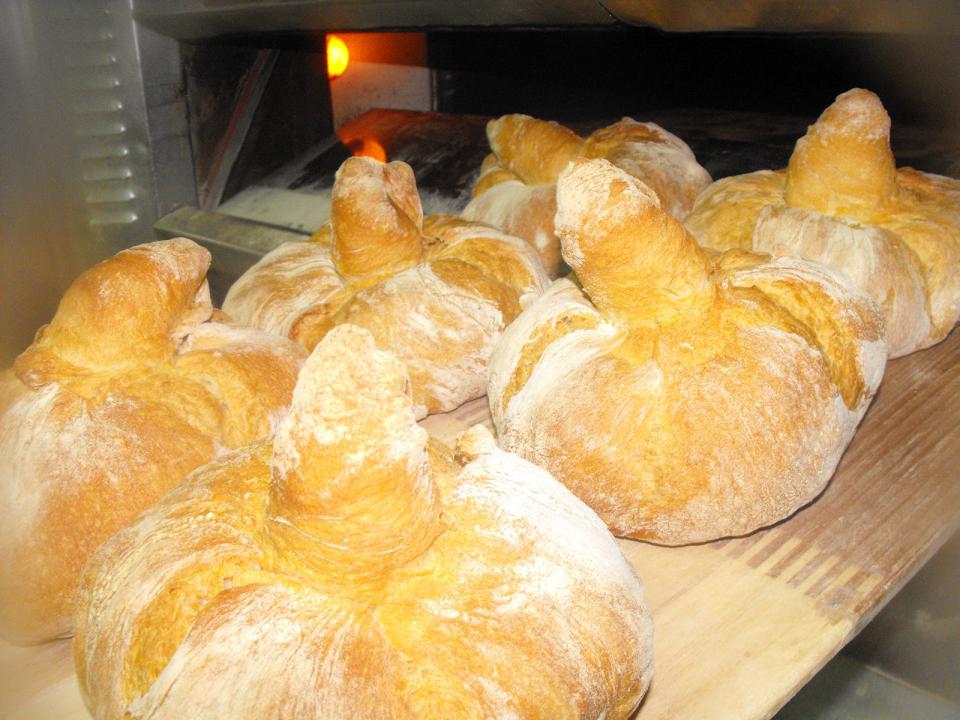 Recén sacados do forno, os Moletes son un dos pans máis recoñecibles de Compostela